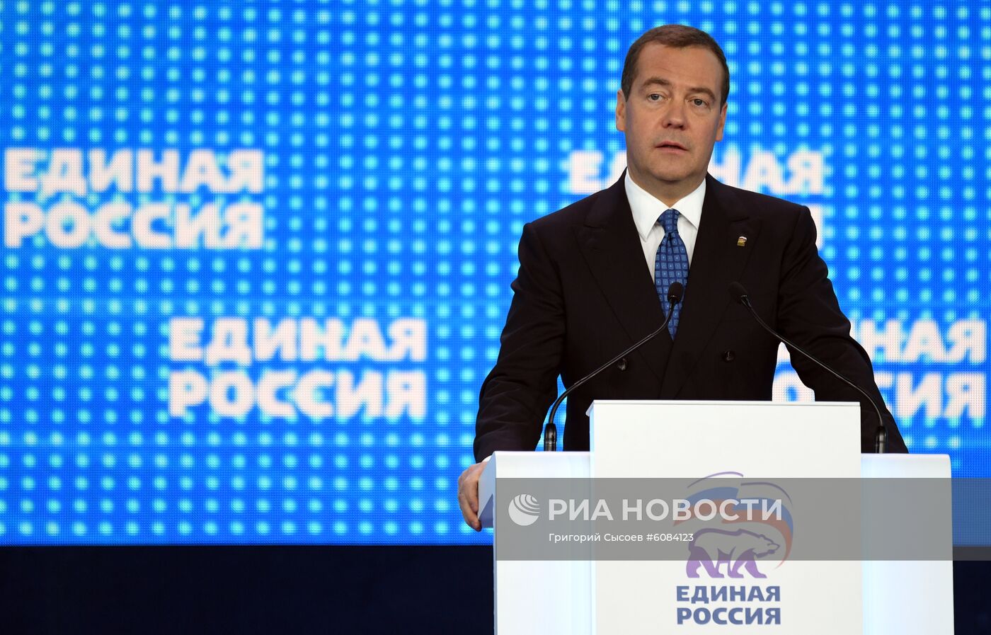 Президент РФ В. Путин и премьер-министр РФ Д. Медведев приняли участие в съезде партии "Единая Россия"