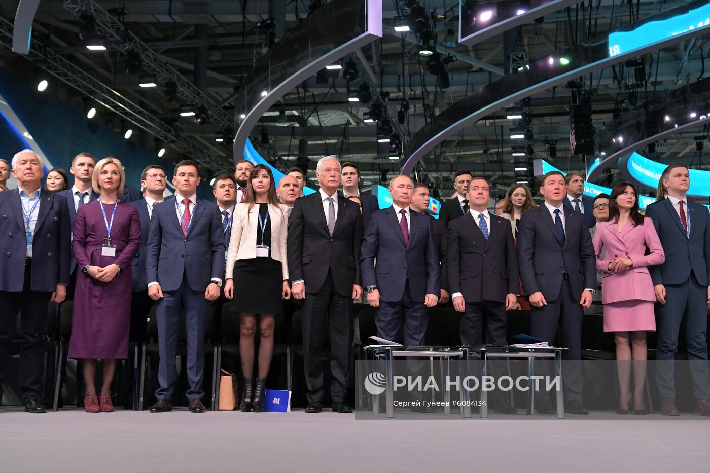 Президент РФ В. Путин и премьер-министр РФ Д. Медведев приняли участие в съезде партии "Единая Россия"