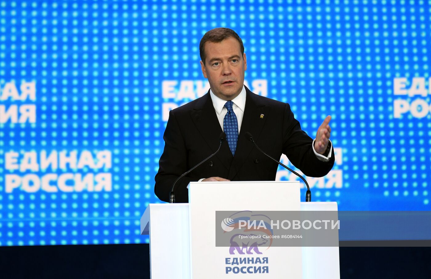 Президент РФ В. Путин и премьер-министр РФ Д. Медведев приняли участие в съезде партии "Единая Россия"