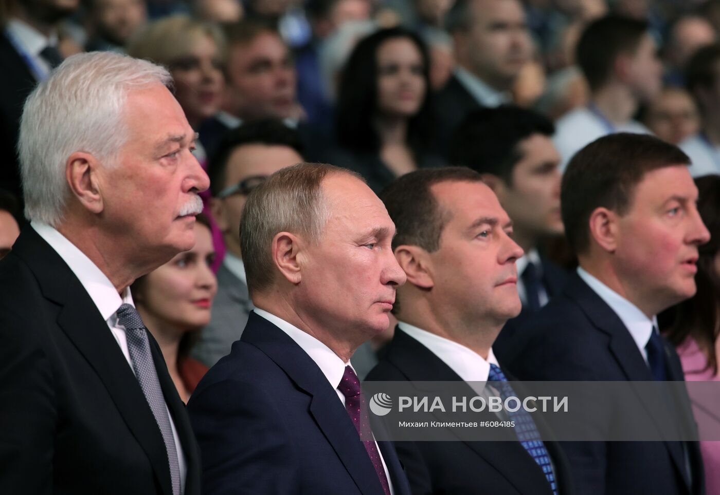 Президент РФ В. Путин и премьер-министр РФ Д. Медведев приняли участие в съезде партии "Единая Россия"