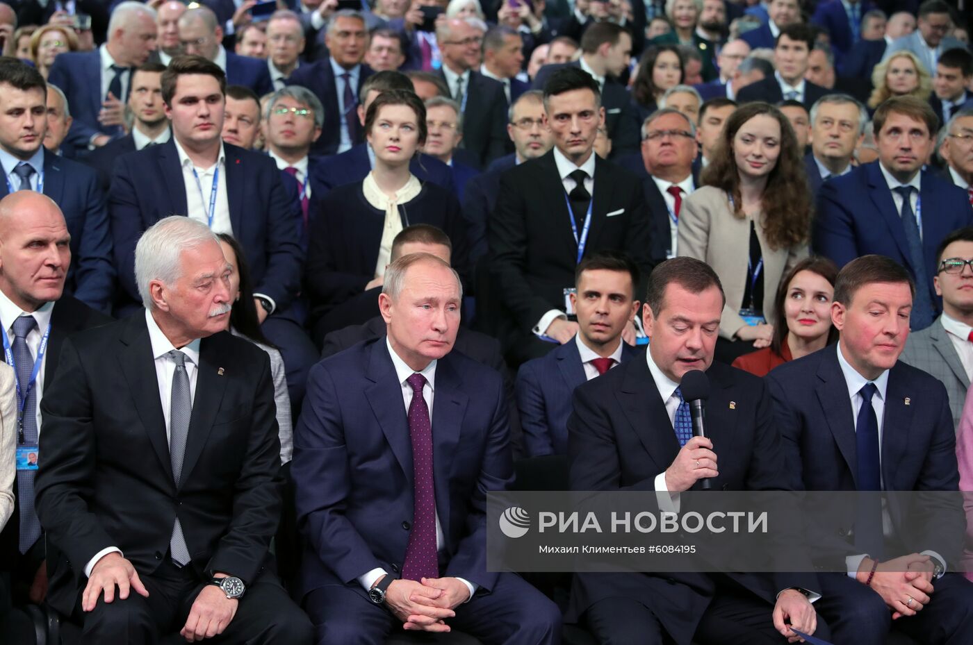 Президент РФ В. Путин и премьер-министр РФ Д. Медведев приняли участие в съезде партии "Единая Россия"