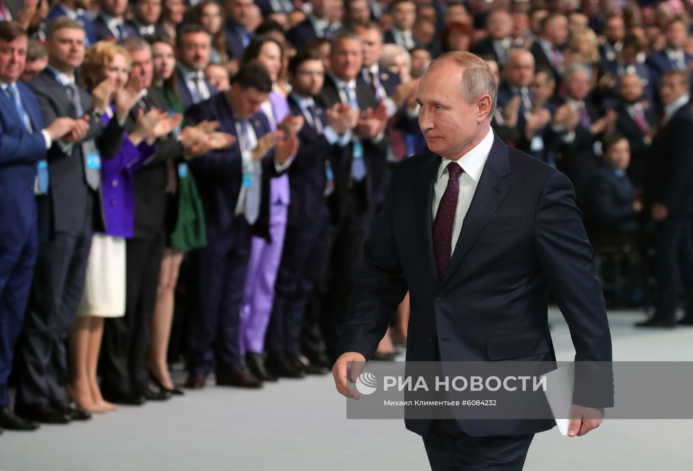 Президент РФ В. Путин и премьер-министр РФ Д. Медведев приняли участие в съезде партии "Единая Россия"