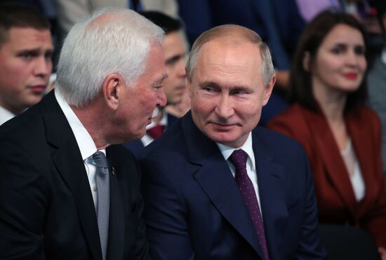 Президент РФ В. Путин и премьер-министр РФ Д. Медведев приняли участие в съезде партии "Единая Россия"