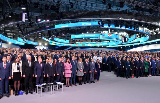 Президент РФ В. Путин и премьер-министр РФ Д. Медведев приняли участие в съезде партии "Единая Россия"