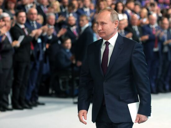 Президент РФ В. Путин и премьер-министр РФ Д. Медведев приняли участие в съезде партии "Единая Россия"