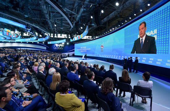 Президент РФ В. Путин и премьер-министр РФ Д. Медведев приняли участие в съезде партии "Единая Россия"