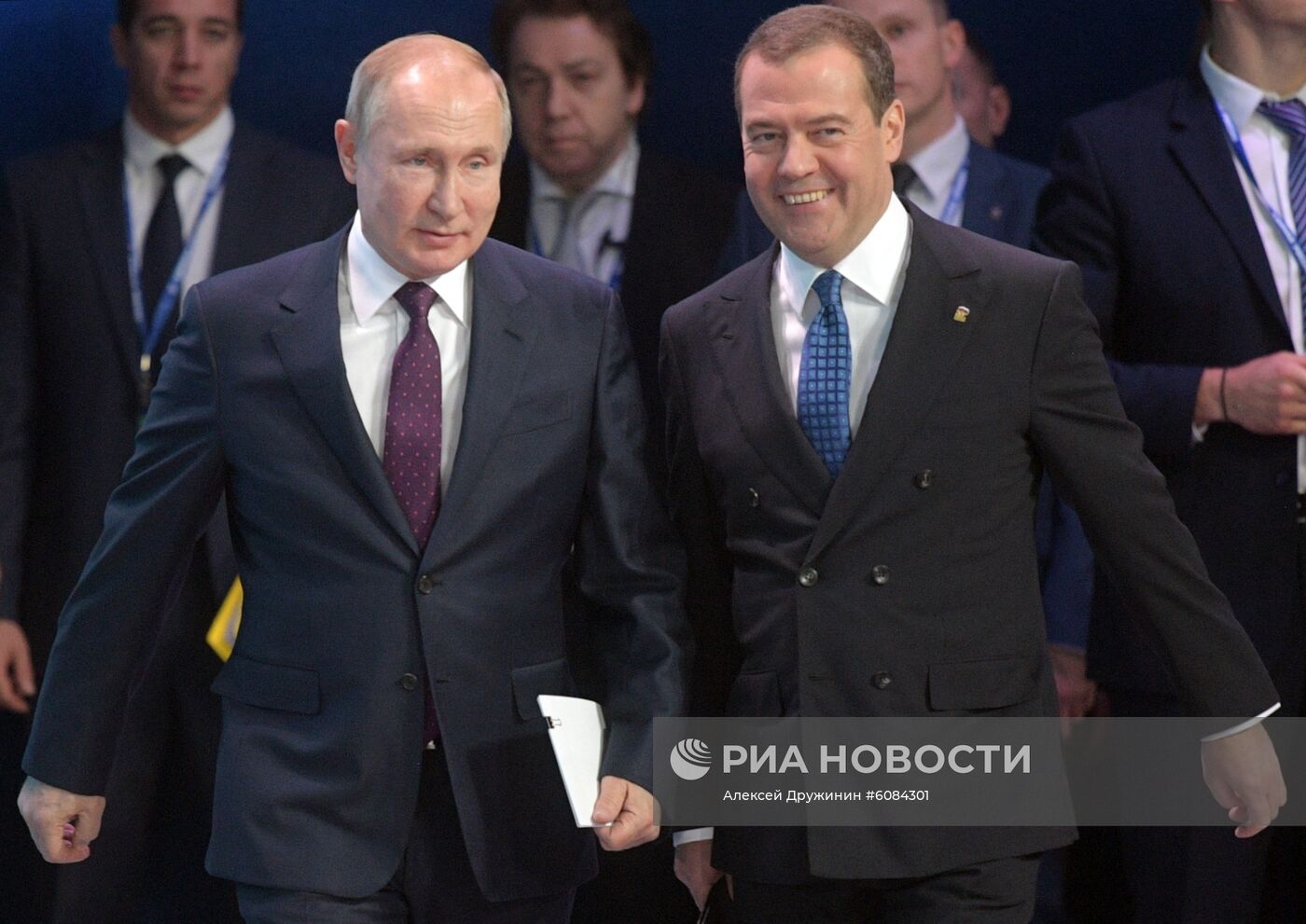 Президент РФ В. Путин и премьер-министр РФ Д. Медведев приняли участие в съезде партии "Единая Россия"