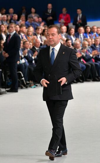 Президент РФ В. Путин и премьер-министр РФ Д. Медведев приняли участие в съезде партии "Единая Россия"