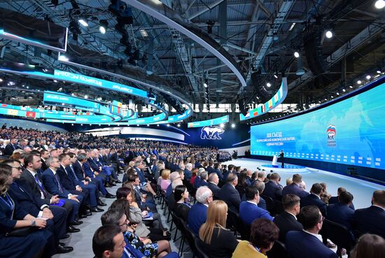 Президент РФ В. Путин и премьер-министр РФ Д. Медведев приняли участие в съезде партии "Единая Россия"