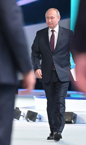 Президент РФ В. Путин и премьер-министр РФ Д. Медведев приняли участие в съезде партии "Единая Россия"