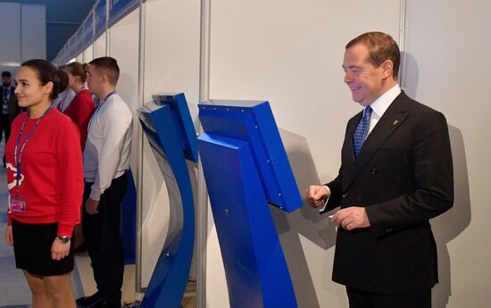 Президент РФ В. Путин и премьер-министр РФ Д. Медведев приняли участие в съезде партии "Единая Россия"