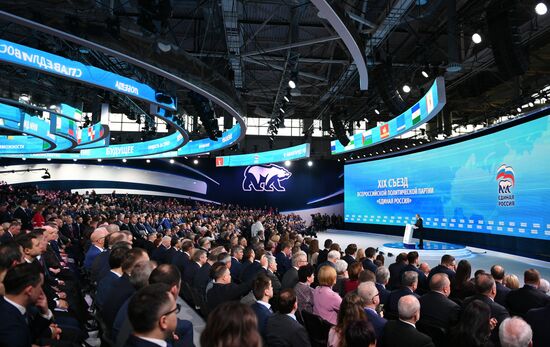 Президент РФ В. Путин и премьер-министр РФ Д. Медведев приняли участие в съезде партии "Единая Россия"