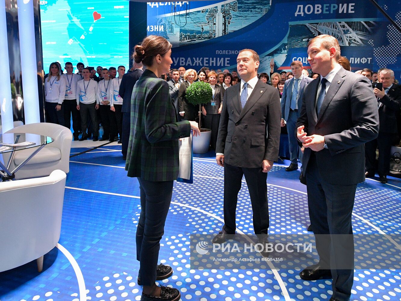 Президент РФ В. Путин и премьер-министр РФ Д. Медведев приняли участие в съезде партии "Единая Россия"