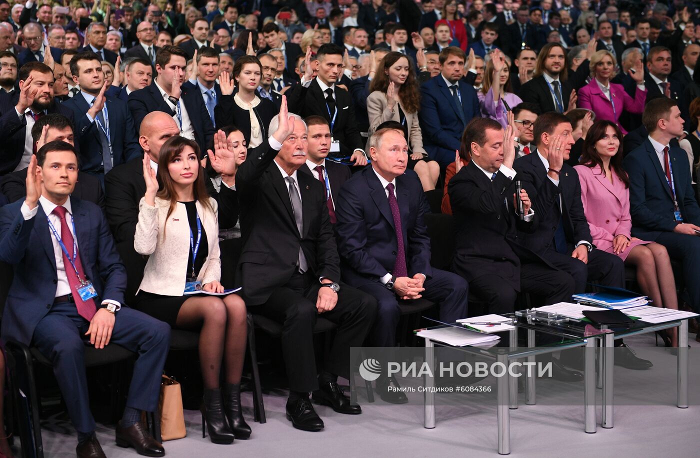 Президент РФ В. Путин и премьер-министр РФ Д. Медведев приняли участие в съезде партии "Единая Россия"