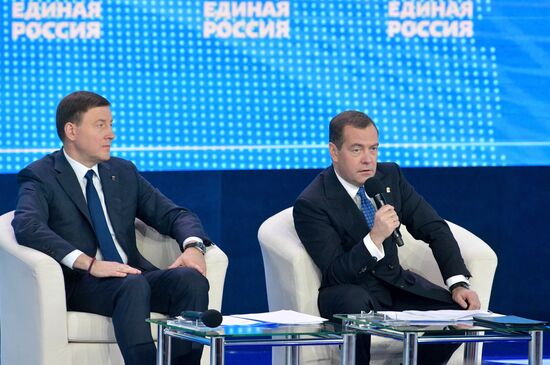 Президент РФ В. Путин и премьер-министр РФ Д. Медведев приняли участие в съезде партии "Единая Россия"