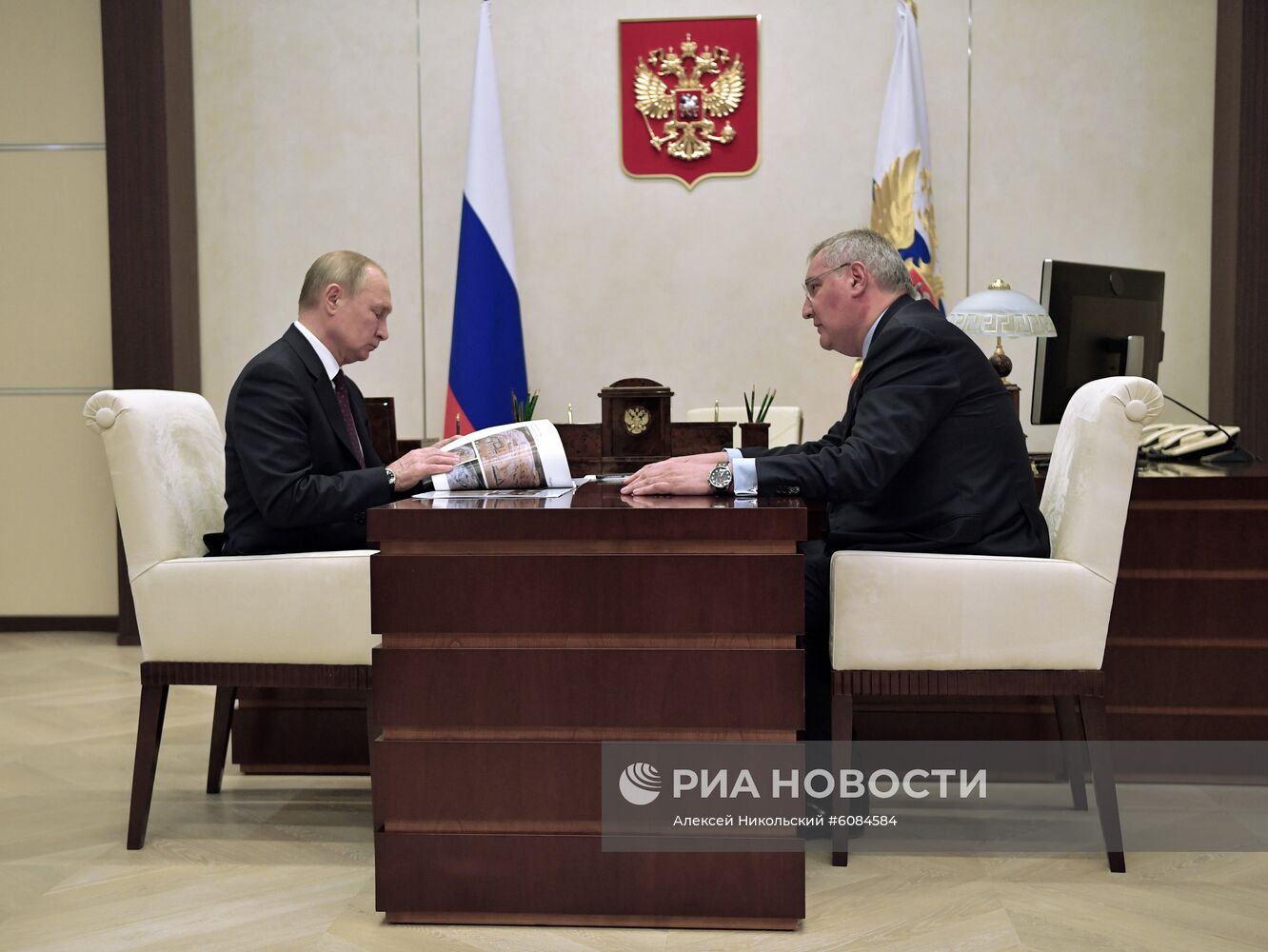 Президент РФ В. Путин встретился с главой "Роскосмоса" Д. Рогозиным