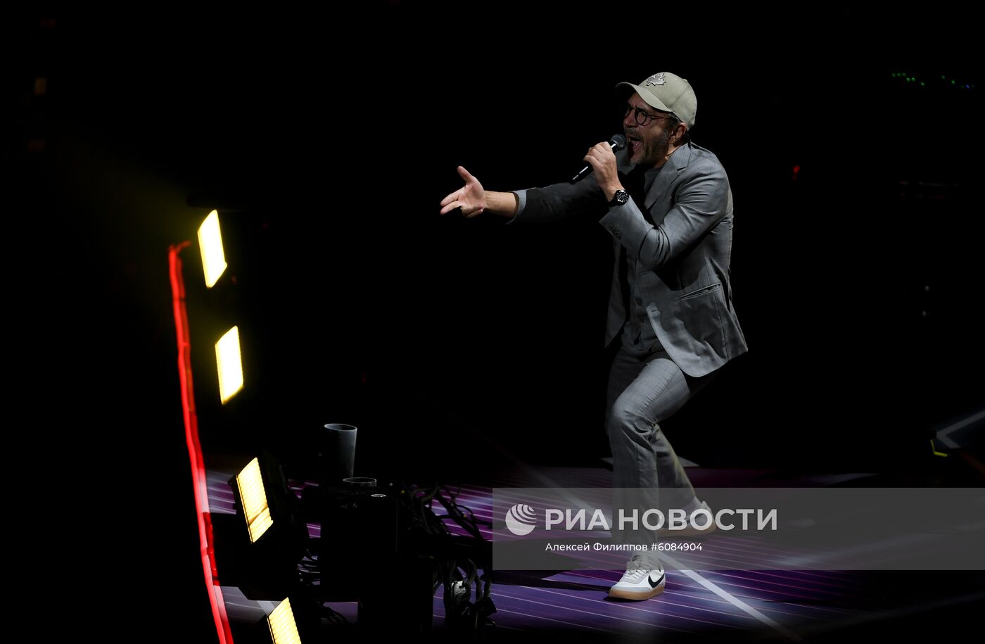 Концерт-поединок между С. Шнуровым и Noize MC