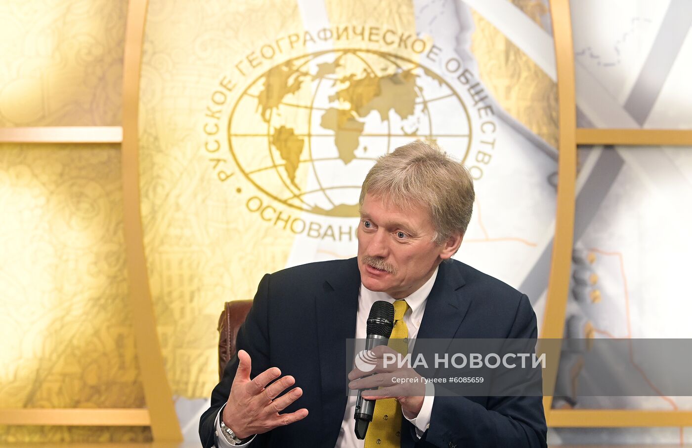 Председатель Медиа-совета Русского географического общества, заместитель руководителя администрации президента РФ - пресс-секретарь президента РФ Дмитрий Песков на пресс-конференции, посвященной конкурсу медиагрантов РГО. Место: Россия, Москва. Автор: Сергей Гунеев/РИА Новости. Пресс-конференция Дмитрия Пескова