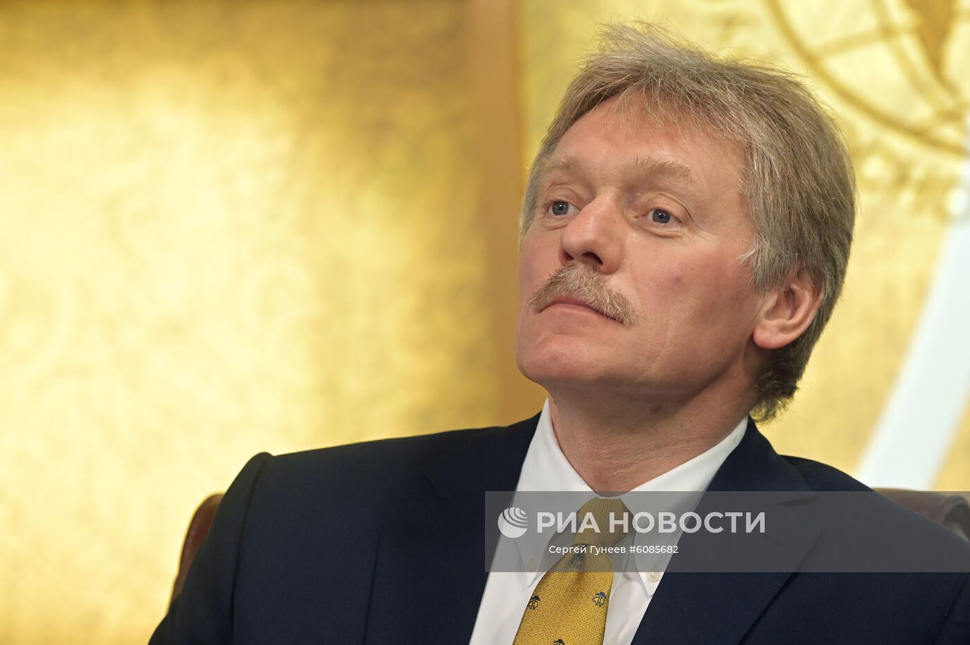 Председатель Медиа-совета Русского географического общества, заместитель руководителя администрации президента РФ - пресс-секретарь президента РФ Дмитрий Песков на пресс-конференции, посвященной конкурсу медиагрантов РГО. Место: Россия, Москва. Автор: Сергей Гунеев/РИА Новости. Пресс-конференция Дмитрия Пескова