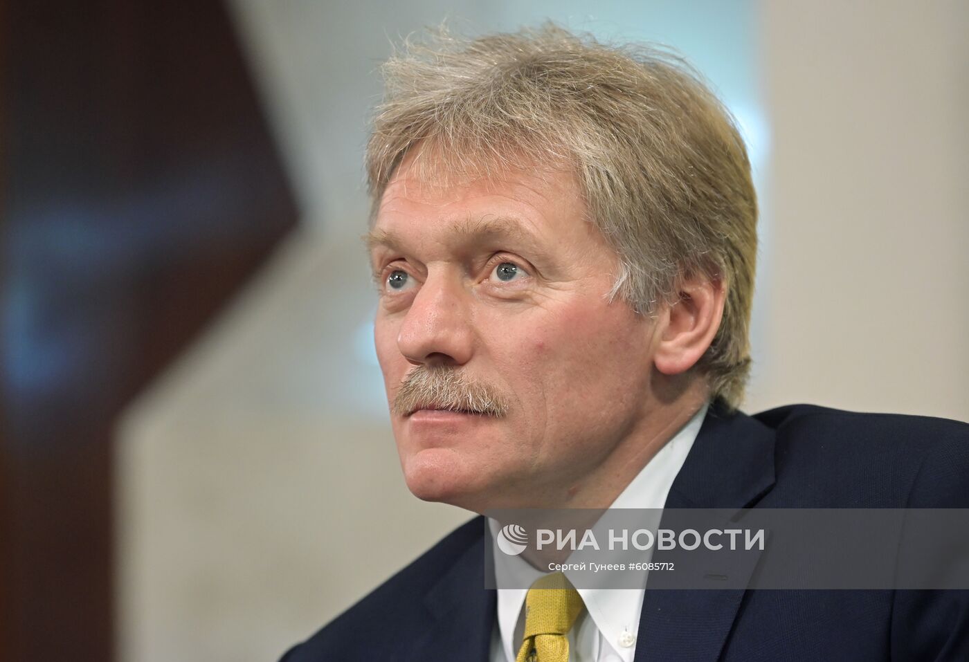 Председатель Медиа-совета Русского географического общества, заместитель руководителя администрации президента РФ - пресс-секретарь президента РФ Дмитрий Песков на пресс-конференции, посвященной конкурсу медиагрантов РГО. Место: Россия, Москва. Автор: Сергей Гунеев/РИА Новости. Пресс-конференция Дмитрия Пескова