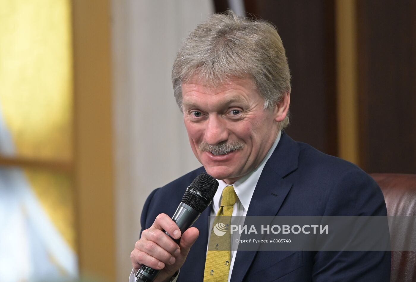 Председатель Медиа-совета Русского географического общества, заместитель руководителя администрации президента РФ - пресс-секретарь президента РФ Дмитрий Песков на пресс-конференции, посвященной конкурсу медиагрантов РГО. Место: Россия, Москва. Автор: Сергей Гунеев/РИА Новости. Пресс-конференция Дмитрия Пескова