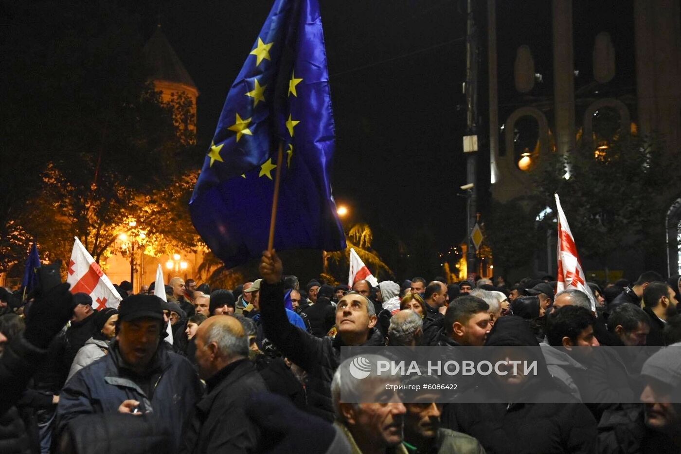 Участники акции протеста в Тбилиси. Акции протеста в Тбилиси начались после того, как парламент Грузии 14 ноября не поддержал идею конституционных изменений, касающихся проведения парламентских выборов в 2020 году по пропорциональной системе с нулевым избирательным барьером. Место: Грузия, Тбилиси. Автор: Стрингер/Sputnik/РИА Новости. Акция протеста в Тбилиси