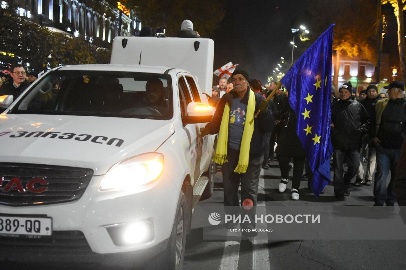 Участники акции протеста в Тбилиси. Акции протеста в Тбилиси начались после того, как парламент Грузии 14 ноября не поддержал идею конституционных изменений, касающихся проведения парламентских выборов в 2020 году по пропорциональной системе с нулевым избирательным барьером. Место: Грузия, Тбилиси. Автор: Стрингер/Sputnik/РИА Новости. Акция протеста в Тбилиси