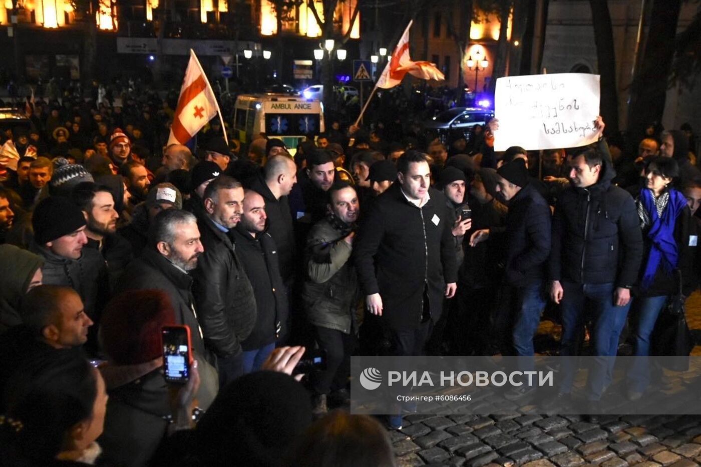 Участники акции протеста в Тбилиси. Акции протеста в Тбилиси начались после того, как парламент Грузии 14 ноября не поддержал идею конституционных изменений, касающихся проведения парламентских выборов в 2020 году по пропорциональной системе с нулевым избирательным барьером. Место: Грузия, Тбилиси. Автор: Стрингер/Sputnik/РИА Новости. Акция протеста в Тбилиси