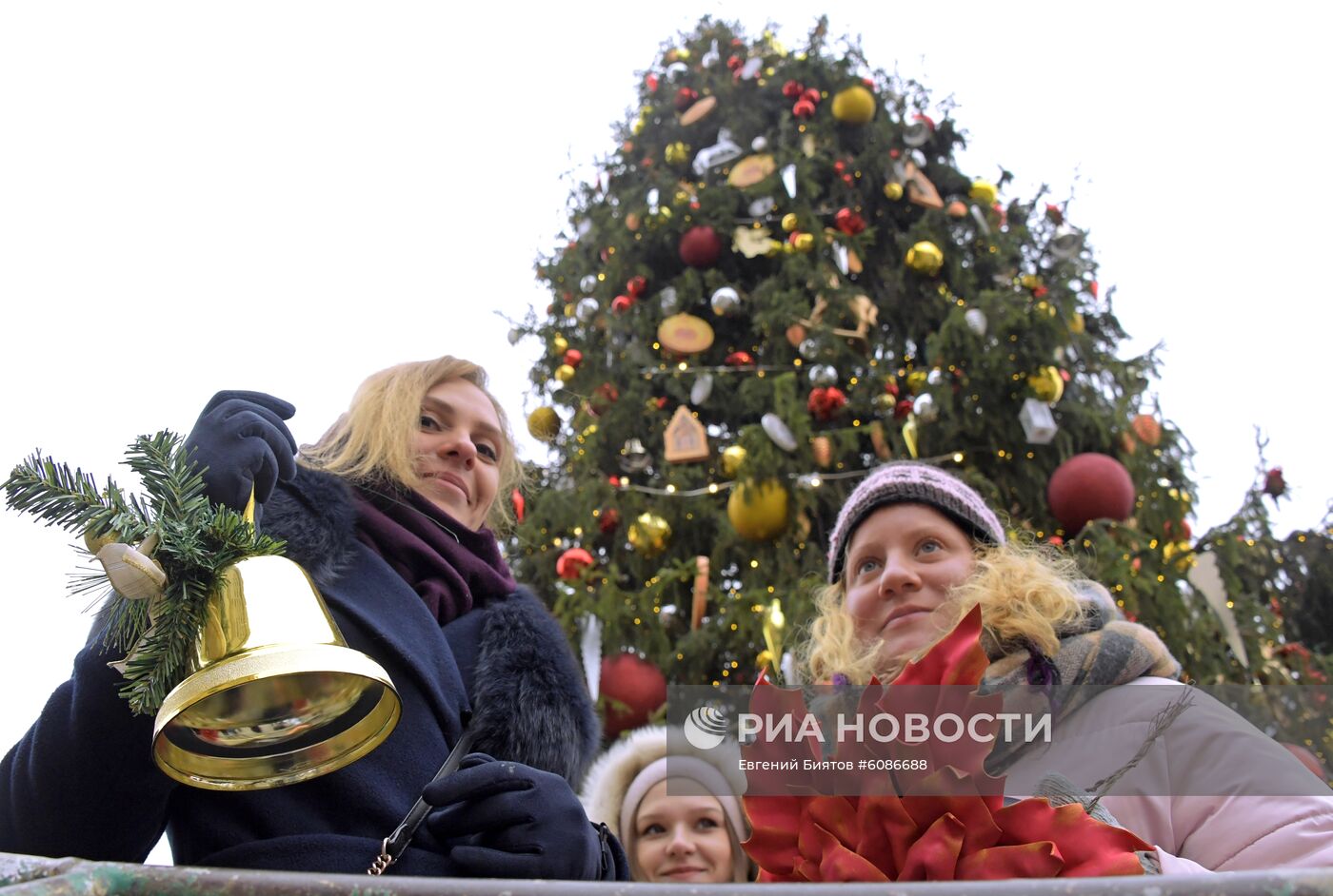 Украшение новогодней елки на Манежной площади