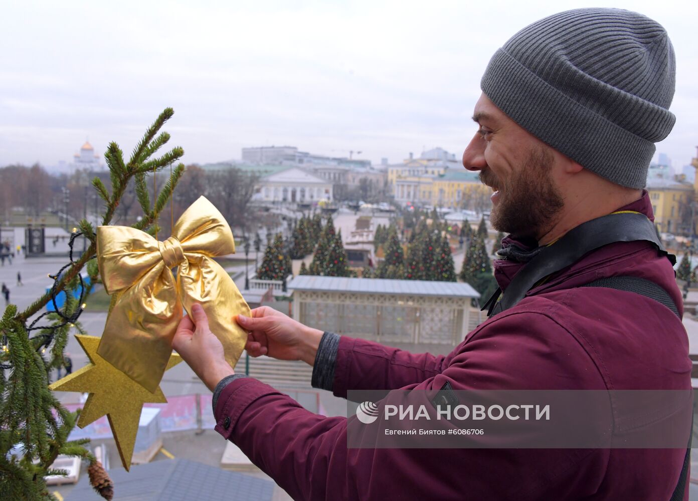 Украшение новогодней елки на Манежной площади