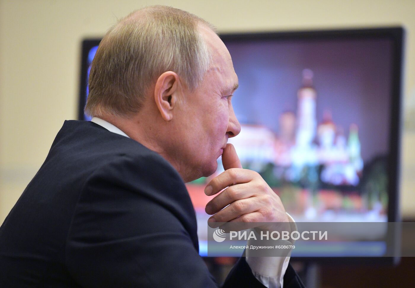 Президент РФ В. Путин принял участие в режиме телемоста в открытом уроке в рамках форума "ПроеКториЯ"