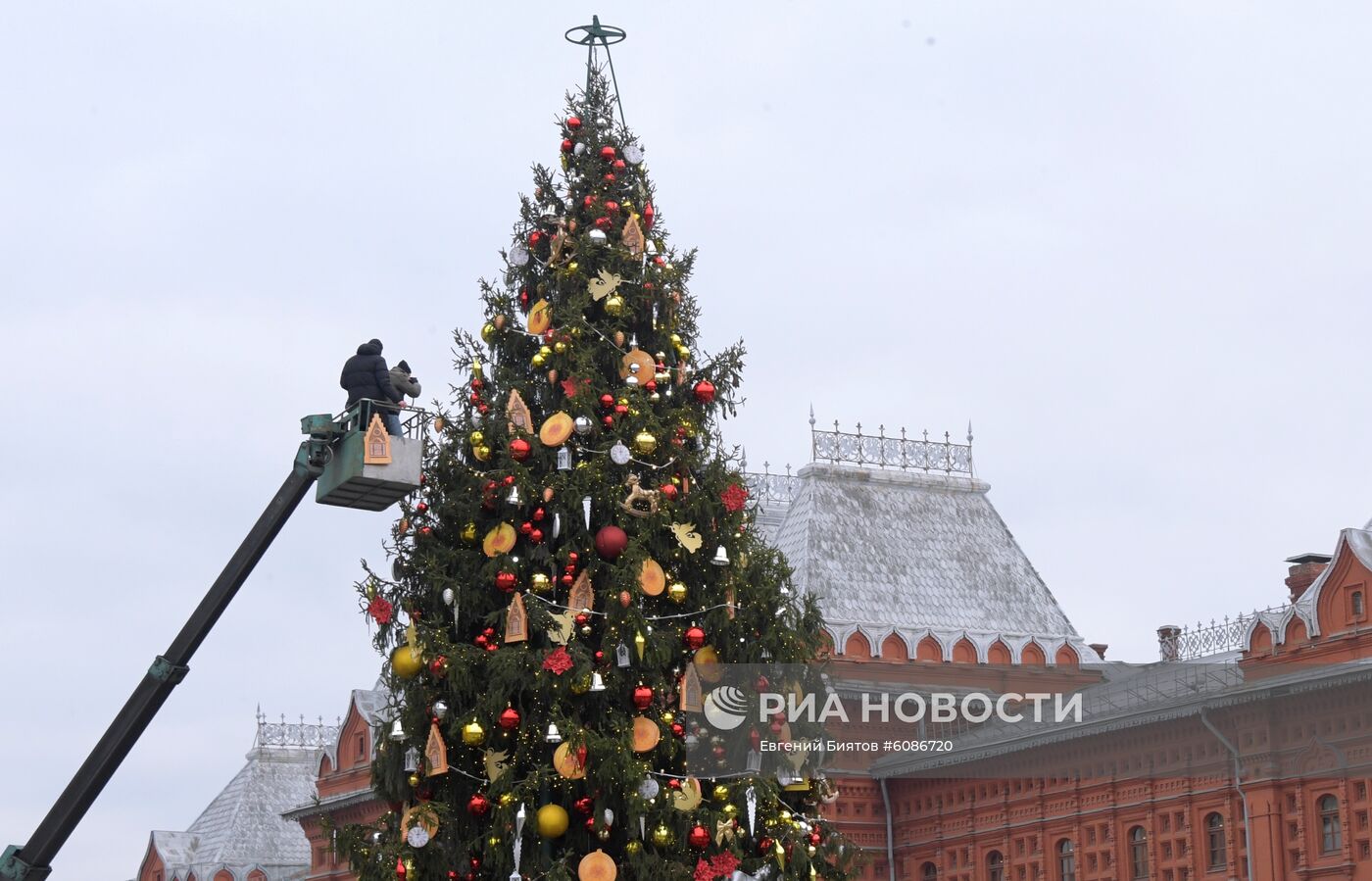 Украшение новогодней елки на Манежной площади