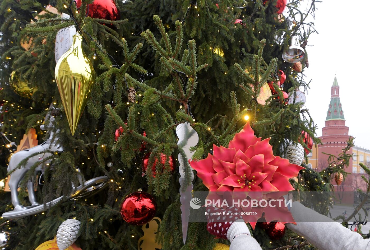 Украшение новогодней елки на Манежной площади