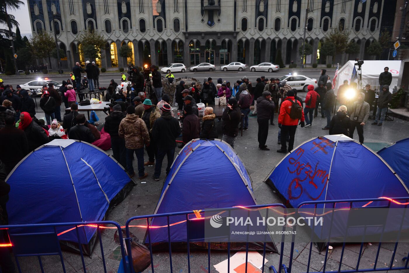Палатки протестующих на проспекте Руставели перед зданием парламента в Тбилиси. Акции протеста в Тбилиси начались после того, как парламент Грузии не принял поправки в конституцию по изменению избирательной системы. Отклоненные поправки предполагали проведение парламентских выборов в 2020 году по пропорциональной системе (вместо смешанной) и при нулевом избирательном барьере. Место: Грузия, Тбилиси. Автор: Александр Шламов/Sputnik/РИА Новости. Акция протеста в Тбилиси
