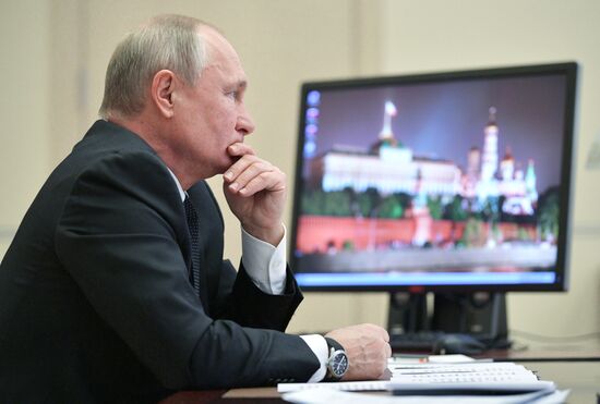 Президент РФ В. Путин принял участие в режиме телемоста в открытом уроке в рамках форума "ПроеКториЯ"
