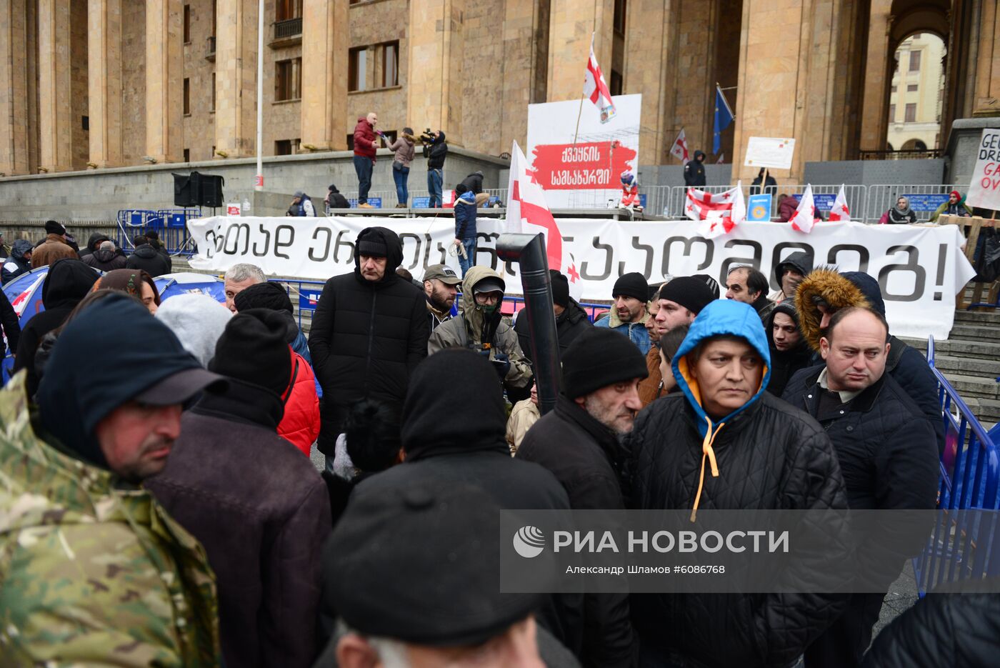 Участники акции протеста перед зданием парламента в Тбилиси. Акции протеста в Тбилиси начались после того, как парламент Грузии не принял поправки в конституцию по изменению избирательной системы. Отклоненные поправки предполагали проведение парламентских выборов в 2020 году по пропорциональной системе (вместо смешанной) и при нулевом избирательном барьере. Место: Грузия, Тбилиси. Автор: Александр Шламов/Sputnik/РИА Новости. Акция протеста в Тбилиси