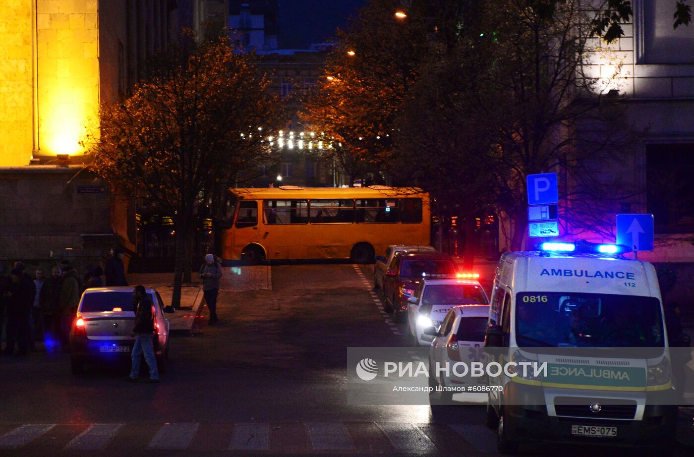 Машины скорой помощи и полиции у здания парламента Грузии в Тбилиси. В Тбилиси начались акции протеста после того, как парламент Грузии не принял поправки в конституцию по изменению избирательной системы. Отклоненные поправки предполагали проведение парламентских выборов в 2020 году по пропорциональной системе (вместо смешанной) и при нулевом избирательном барьере. Место: Грузия, Тбилиси. Автор: Александр Шламов/Sputnik/РИА Новости. Акция протеста в Тбилиси