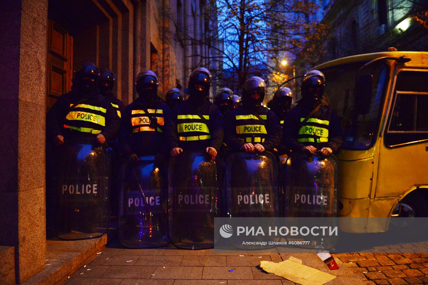 Полицейские стоят в оцеплении у одного из входов в здание парламента Грузии. В Тбилиси начались акции протеста после того, как парламент не принял поправки в конституцию по изменению избирательной системы. Отклоненные поправки предполагали проведение парламентских выборов в 2020 году по пропорциональной системе (вместо смешанной) и при нулевом избирательном барьере. Место: Грузия, Тбилиси. Автор: Александр Шламов/Sputnik/РИА Новости. Акция протеста в Тбилиси