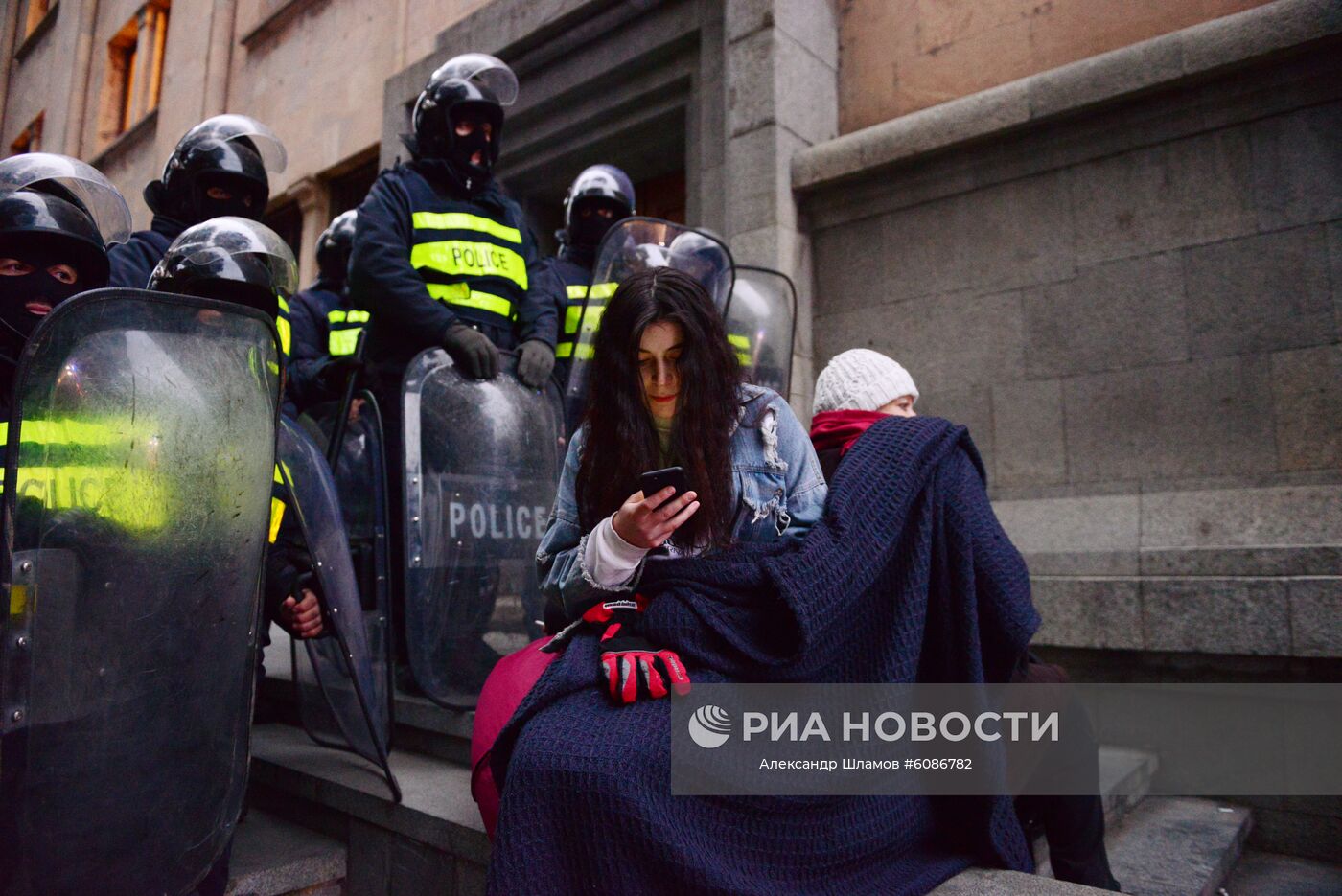 Участники акции протеста и полицейские в оцеплении у одного из входов в здание парламента Грузии. В Тбилиси начались акции протеста после того, как парламент не принял поправки в конституцию по изменению избирательной системы. Отклоненные поправки предполагали проведение парламентских выборов в 2020 году по пропорциональной системе (вместо смешанной) и при нулевом избирательном барьере. Место: Грузия, Тбилиси. Автор: Александр Шламов/Sputnik/РИА Новости. Акция протеста в Тбилиси