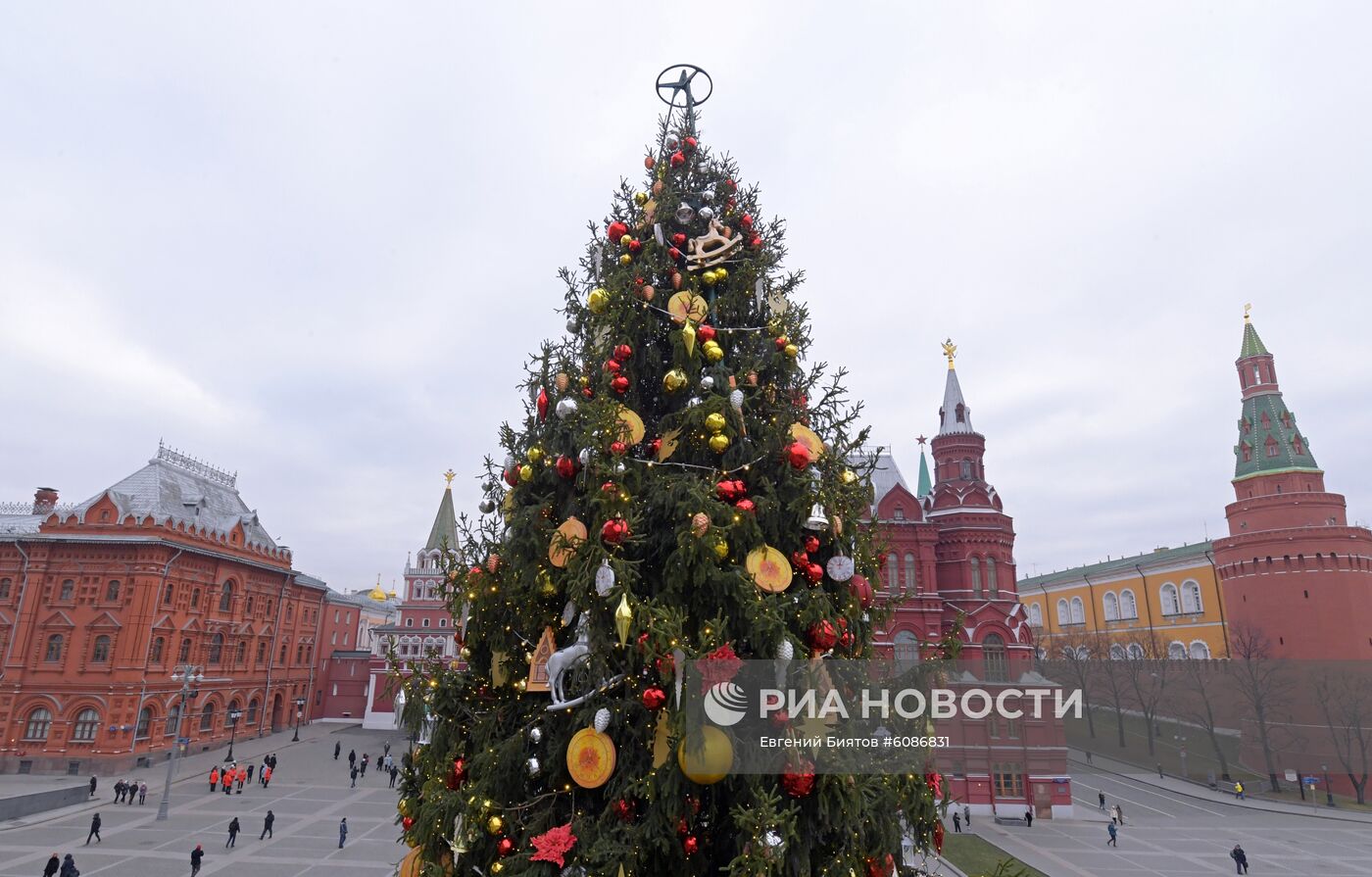 Украшение новогодней елки на Манежной площади