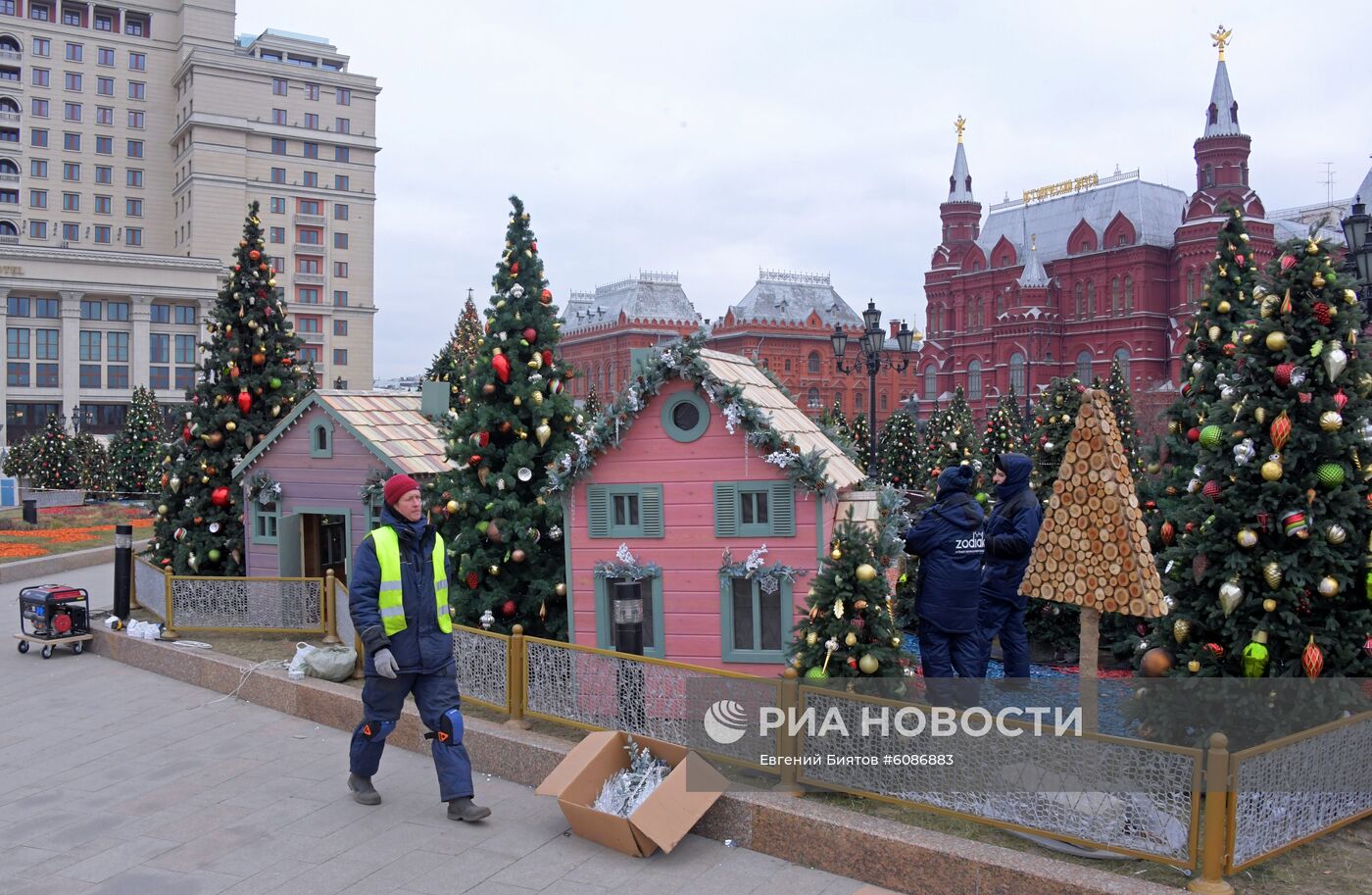 Украшение новогодней елки на Манежной площади