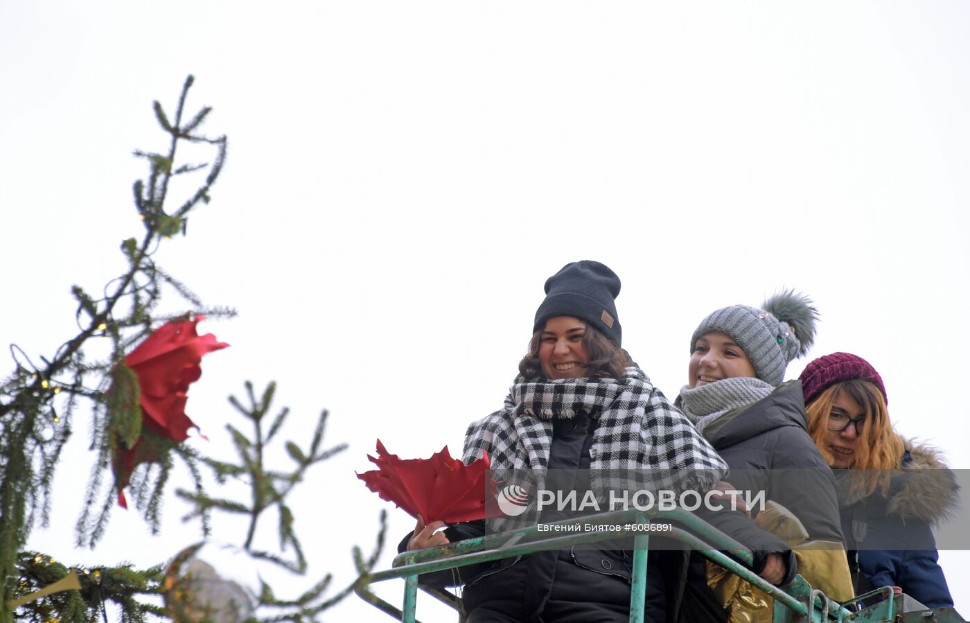 Украшение новогодней елки на Манежной площади