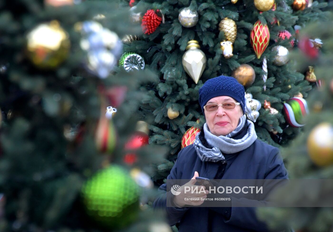 Украшение новогодней елки на Манежной площади