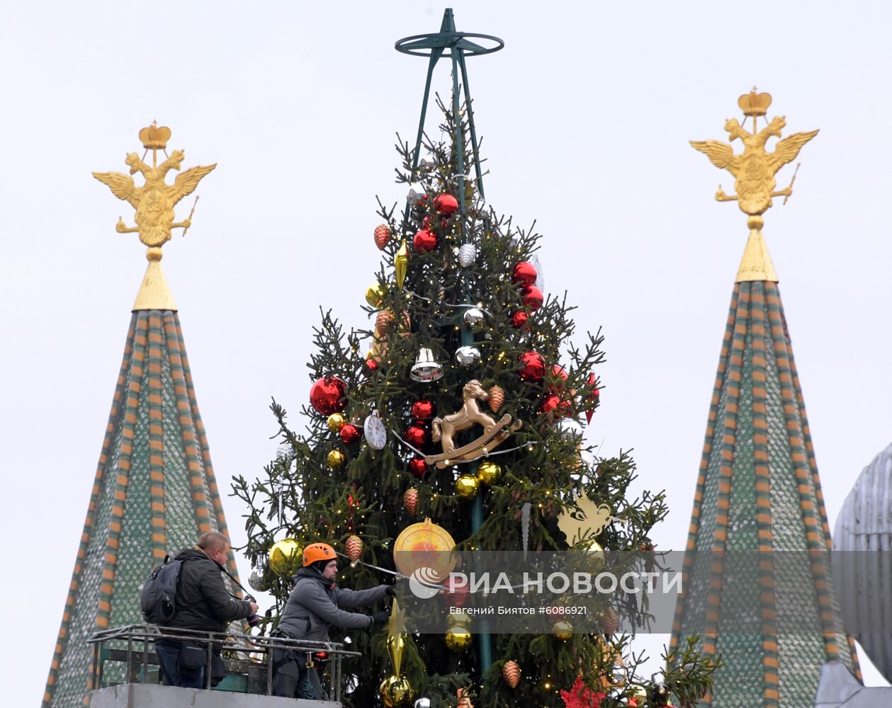 Украшение новогодней елки на Манежной площади