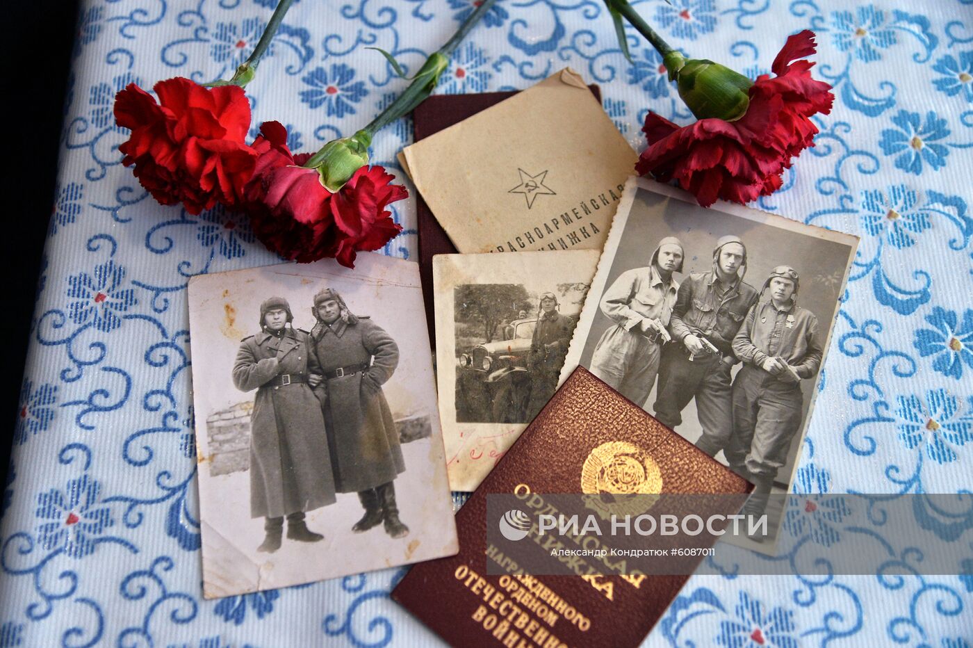 Орденская книжка и старые фотографии ветерана Великой Отечественной войны Николая Федоровича Титова. Н. Ф. Титов родился 22 февраля 1924 года. В мае 1942 года призван в армию, а на фронт попал в мае 1943 года. Служил в отдельном разведбатальоне 3-й танковой армии. Был дважды ранен. Участвовал в освобождении Украины, Польши, Чехословакии, в штурме Берлина. Награжден орденом Славы 3-й степени, орденом Отечественной войны 2-й и 3 й степени, медалью Жукова, медалями "За освобождение Праги", "За Победу над Германией". В марте 1947 года закончил военную службу. Место: Россия, Челябинская область, Куса. Автор: Александр Кондратюк/РИА Новости. Ветеран Великой Отечественной войны Н. Ф. Титов
