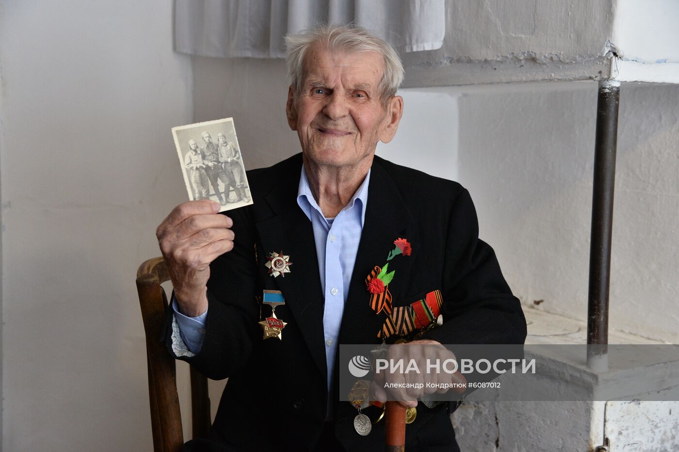 Ветеран Великой Отечественной войны Николай Федорович Титов у себя дома в городе Куса Челябинской области. Родился 22 февраля 1924 года. В мае 1942 года призван в армию, а на фронт попал в мае 1943 года. Служил в отдельном разведбатальоне 3-й танковой армии. Был дважды ранен. Участвовал в освобождении Украины, Польши, Чехословакии, в штурме Берлина. Награжден орденом Славы 3-й степени, орденом Отечественной войны 2-й и 3 й степени, медалью Жукова, медалями "За освобождение Праги", "За Победу над Германией". В марте 1947 года закончил военную службу. Место: Россия, Челябинская область, Куса. Автор: Александр Кондратюк/РИА Новости. Ветеран Великой Отечественной войны Н. Ф. Титов