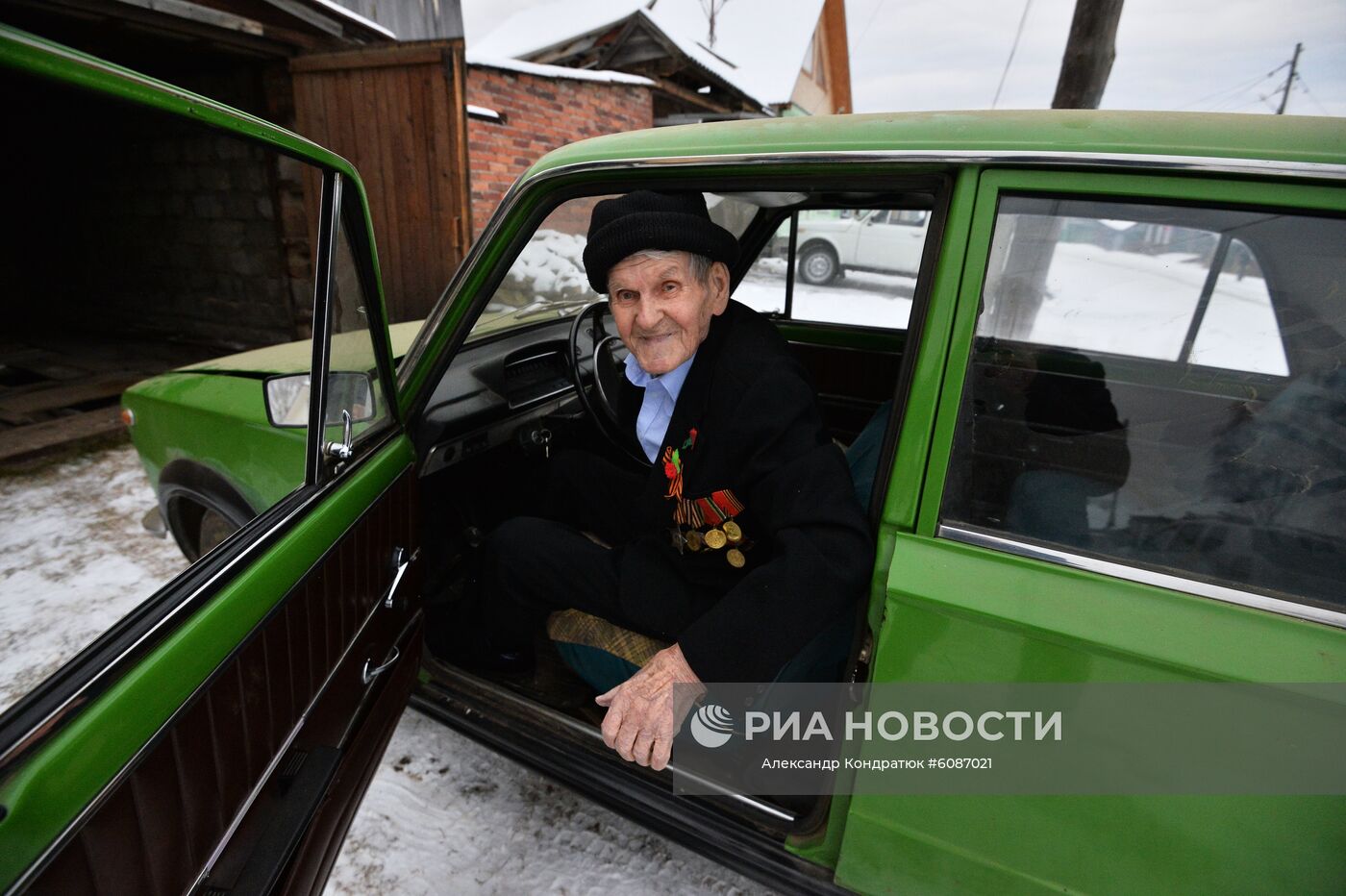 Ветеран Великой Отечественной войны Николай Федорович Титов в своем автомобиле у своего дома в городе Куса Челябинской области. Родился 22 февраля 1924 года. В мае 1942 года призван в армию, а на фронт попал в мае 1943 года. Служил в отдельном разведбатальоне 3-й танковой армии. Был дважды ранен. Участвовал в освобождении Украины, Польши, Чехословакии, в штурме Берлина. Награжден орденом Славы 3-й степени, орденом Отечественной войны 2-й и 3 й степени, медалью Жукова, медалями "За освобождение Праги", "За Победу над Германией". В марте 1947 года закончил военную службу. Место: Россия, Челябинская область, Куса. Автор: Александр Кондратюк/РИА Новости. Ветеран Великой Отечественной войны Н. Ф. Титов
