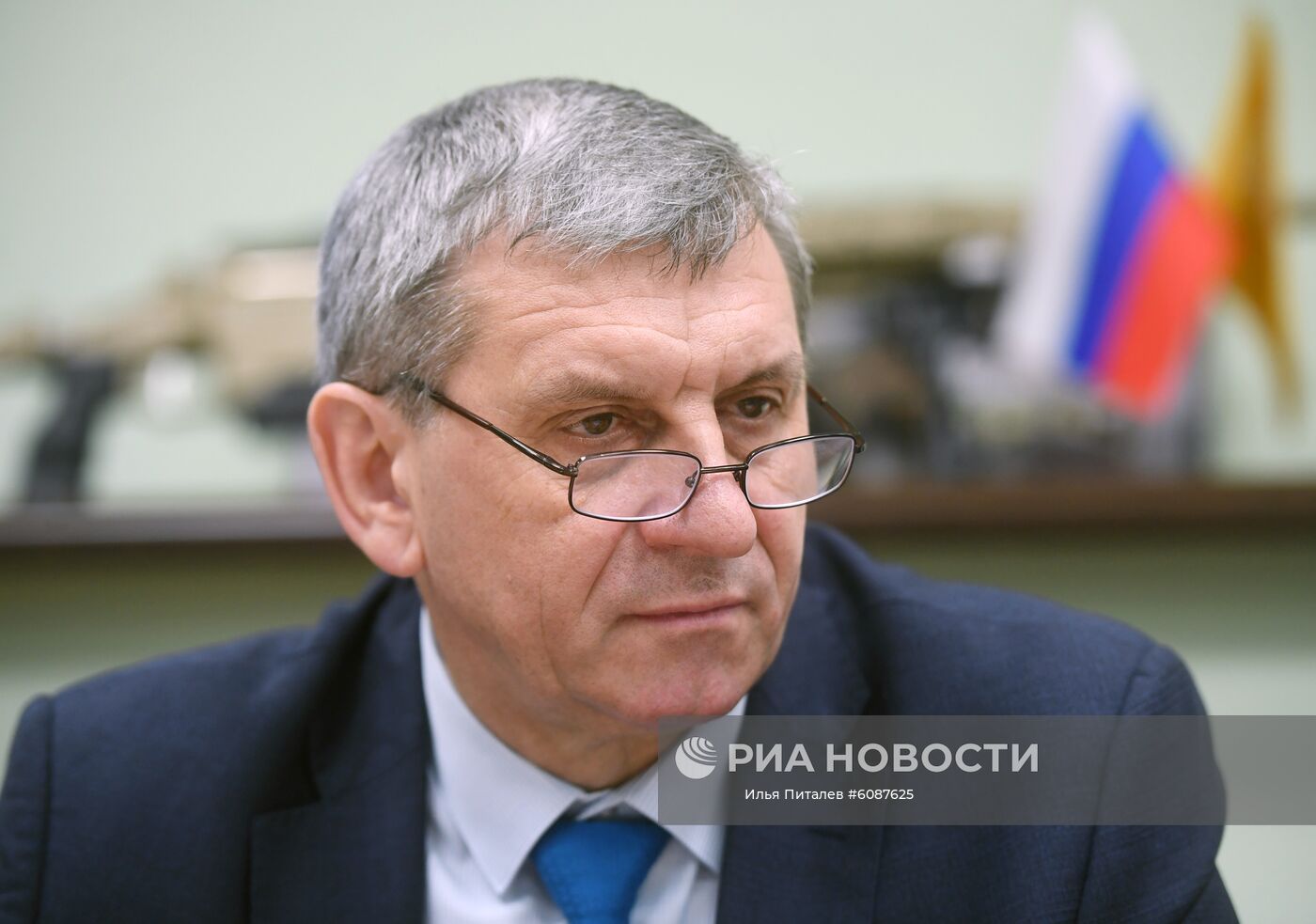 Генеральный директор компании ORSIS ("Оружейные системы", входит в группу компаний "Промышленные технологии") Владимир Злобин во время интервью с журналистом в Москве. Место: Россия, Москва. Автор: Илья Питалев/РИА Новости. Производство оружия на заводе ORSIS