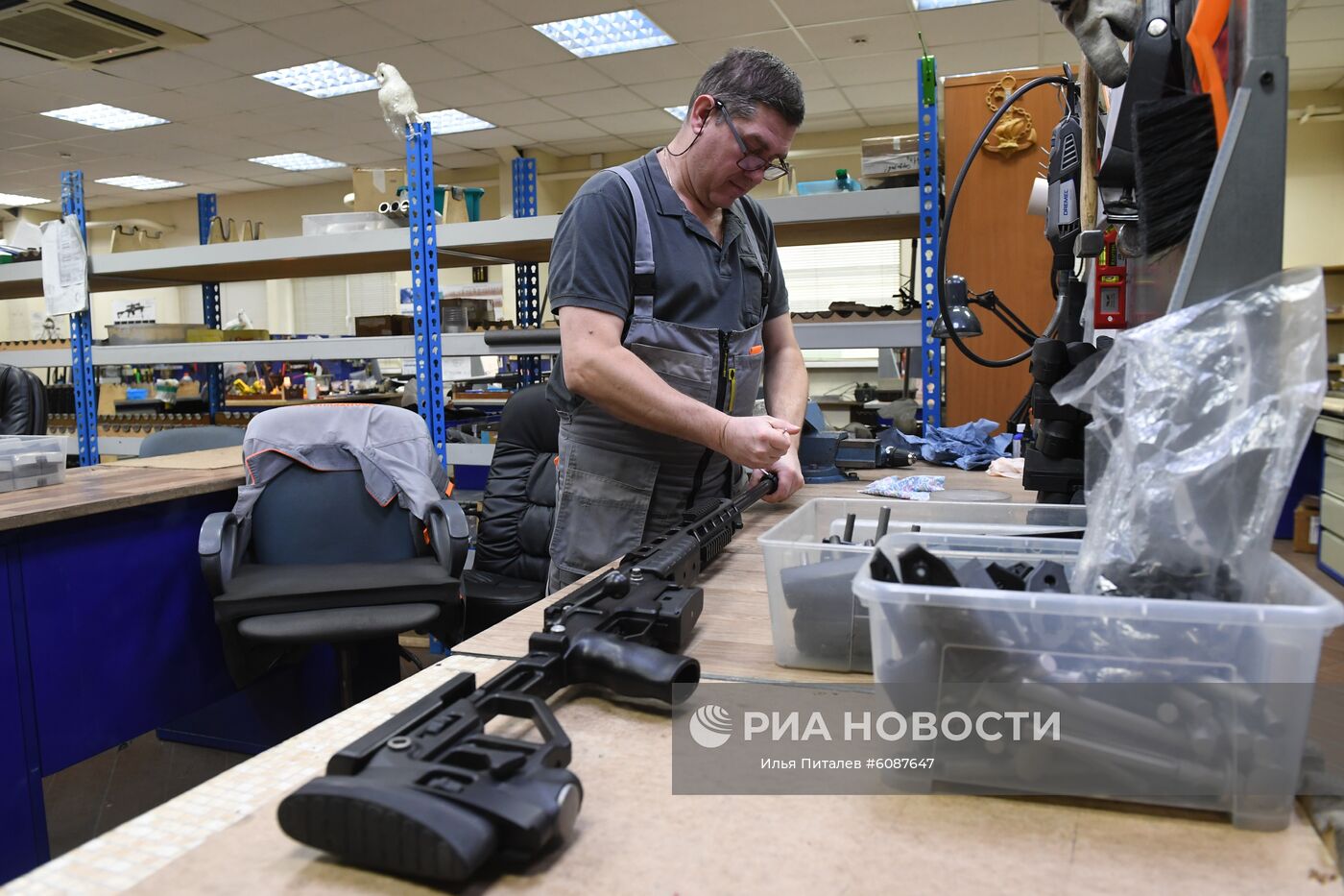 Финишная сборка снайперской винтовки Т-5000 в компании ORSIS ("Оружейные системы", входит в группу компаний "Промышленные технологии") в Москве. Место: Россия, Москва. Автор: Илья Питалев/РИА Новости. Производство оружия на заводе ORSIS
