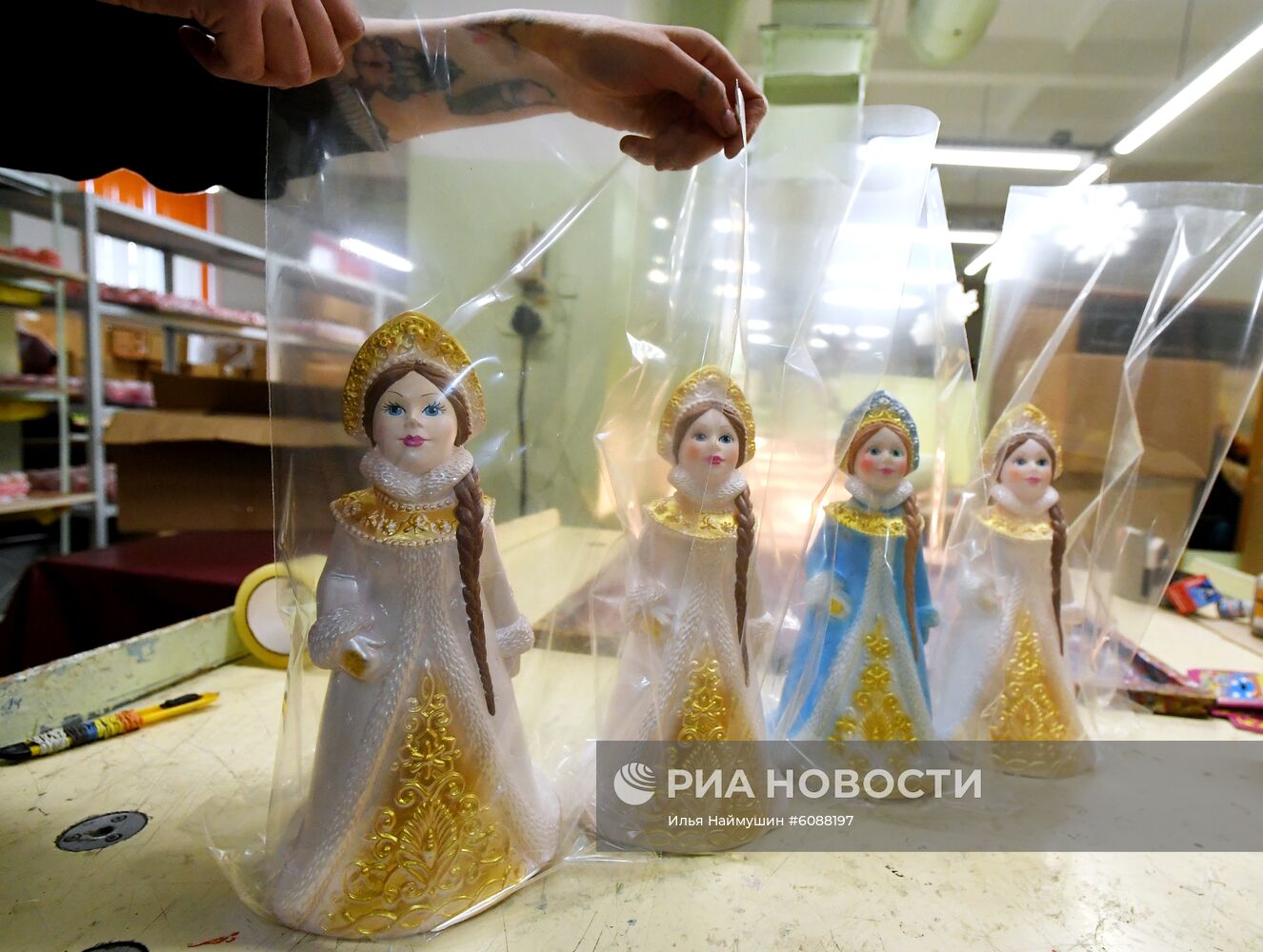 Производство новогодних игрушек на фабрике "Бирюсинка" в Красноярске